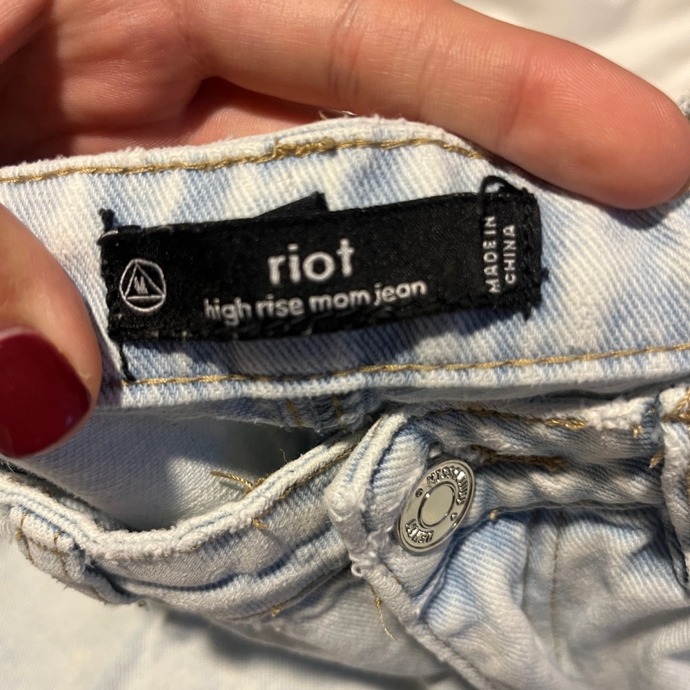 Extremely Ripped Jeans - Picture 3 of 3
